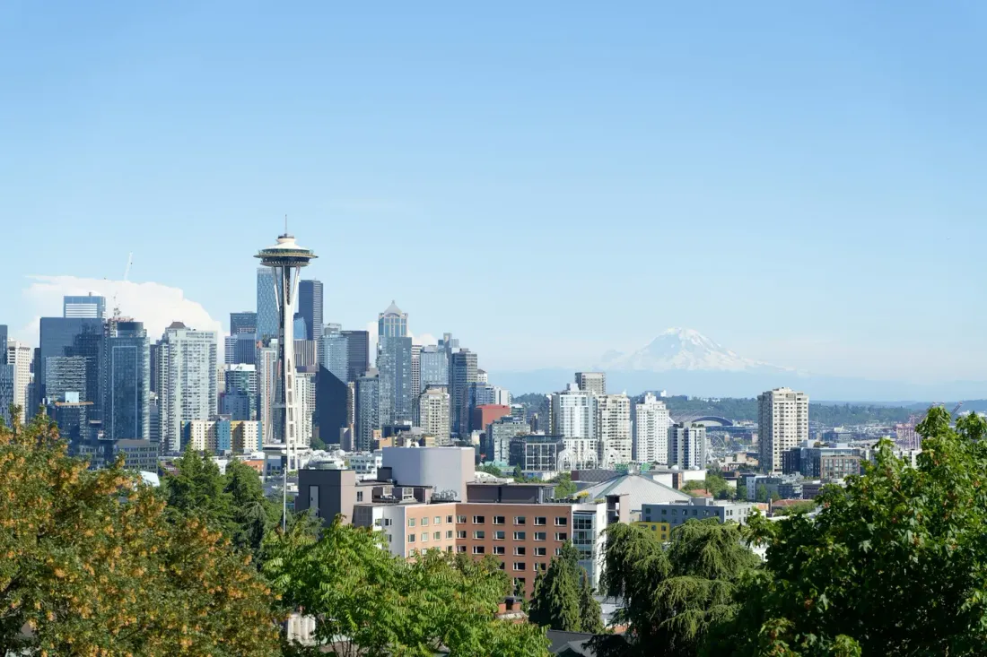 El perfil urbano de Seattle en un día despejado, con el Space Needle frente al monte Rainier.